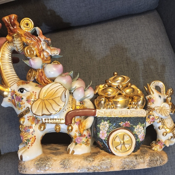 Satsuma elephants - Picture 1 of 4